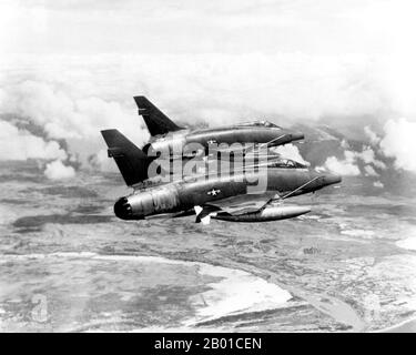 Vietnam: Zwei USAF F-100D Super Sabre Flugzeuge Streifen über Südvietnam auf ihrem Weg zu einem zugewiesenen Ziel, 1967. Das Flugzeug lieferte einen Großteil der taktischen Luftunterstützung für alliierte Bodentruppen, die in Vietnam kämpfen. Der zweite Indochina-Krieg, in Amerika als Vietnamkrieg bekannt, war ein militärischer Konflikt aus der Zeit des Kalten Krieges, der sich in Vietnam, Laos und Kambodscha vom 1. November 1955 bis zum Fall Saigons am 30. April 1975 ereignete. Dieser Krieg folgte dem ersten Indochina-Krieg und wurde zwischen Nordvietnam, unterstützt von seinen kommunistischen Verbündeten, und der Regierung von Südvietnam, unterstützt von den USA, geführt Stockfoto