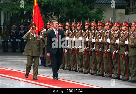 Vietnam: Vietnamesischer Verteidigungsminister LT. General Pham Van Tra mit US-Verteidigungsminister William S. Cohen, Hanoi. Foto von Helence C. Stikkel (öffentlich zugänglich), 13. März 2000. Der vietnamesische Verteidigungsminister, Generalleutnant Pham Van Tra (links), begleitet Verteidigungsminister William S. Cohen (rechts) bei der Inspektion der Truppen während einer feierlichen Zeremonie zur Beehrung der Streitkräfte im Gästehaus des Verteidigungsministeriums in Hanoi, Vietnam. Cohen war der erste US-Verteidigungsminister, der Vietnam seit dem Ende des Vietnamkrieges im Jahr 1975 besuchte. Stockfoto