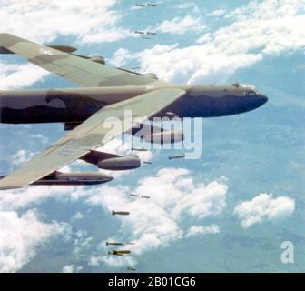 Vietnam: Eine Boeing B-52 der US-Luftwaffe wirft Bomben über Vietnam, c. 1965-1972. Dieses Flugzeug wurde während der 'Linebacker II'-Offensive am 31. Dezember 1972 von einer SA-2-Boden-Luft-Rakete über Nordvietnam getroffen und stürzte in Laos ab. Die sechsköpfige Besatzung wurde ausgeworfen, aber nur fünf wurden gerettet. Bei der Operation Linebacker II handelte es sich um eine Luftangriffskampagne der 7. US-Luftwaffe und der US Navy Task Force 77, die während der letzten Phase der Beteiligung der USA am Vietnamkrieg gegen Ziele in der Demokratischen Republik Vietnam (Nordvietnam) durchgeführt wurde. Stockfoto