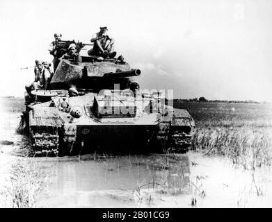 Vietnam: Französische Truppen an Bord eines leichten amerikanischen Panzers M24 (Chaffee), erster Indochinakrieg (1946-1954). Der erste Indochinakrieg (auch bekannt als französischer Indochinakrieg, antifranzösischer Krieg, französisch-vietnamesischer Krieg, französisch-vietnamesischer Krieg, Indochinakrieg, Schmutziger Krieg in Frankreich und antifranzösischer Widerstandskrieg im heutigen Vietnam) wurde vom 19. Dezember 1946 bis zum 1. August 1954 in Französisch-Indochina zwischen dem französischen Expeditionskorps der Französischen Union, das von Frankreich angeführt und von der vietnamesischen Nationalarmee des Imperators Bảo Đại gegen die Việt Minh unterstützt wurde, angeführt von Hồ Chí Minh und Võ Nguyên Giáp. Stockfoto