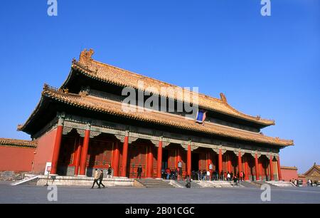 China: Die Halle der Erhaltung der Harmonie (Baohedian), die Verbotene Stadt (Zijin Cheng), Peking. Die Verbotene Stadt, die zwischen 1406 und 1420 erbaut wurde, diente 500 Jahre lang (bis zum Ende der Kaiserzeit 1911) als Sitz aller Macht in China, als Thron des Sohnes des Himmels und als Privatresidenz aller Kaiser der Ming- und Qing-Dynastie. Der Komplex besteht aus 980 Gebäuden mit 8.707 Schächten an Räumen und umfasst 720.000 m2 (7.800.000 sq ft). Stockfoto