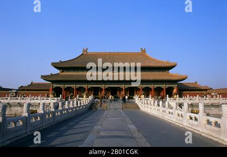 China: Der Palast der Himmlischen Reinheit (Qianqing Palast), die Verbotene Stadt (Zijin Cheng), Peking. Der Palast der Himmlischen Reinheit oder Qianqing Palast ist der größte der drei Hallen des inneren Gerichts der Verbotenen Stadt (die anderen beiden sind die Halle der Union und der Palast der irdischen Ruhe). Während der Qing-Dynastie diente der Palast als Audienzhalle des Imperators, wo er mit dem Großen Rat einen rat hielt. Die Verbotene Stadt, erbaut zwischen 1406 und 1420, diente 500 Jahre lang (bis zum Ende der Kaiserzeit 1911) als Sitz aller Macht in China, dem Thron des Sohnes des Heaves Stockfoto