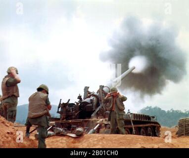 Vietnam: US Army Gunners of the 83. Artillery feuern ein M107 175mm selbstfahrendes Geschütz, 1968. Der zweite Indochina-Krieg, in Amerika als Vietnamkrieg bekannt, war ein militärischer Konflikt aus der Zeit des Kalten Krieges, der sich in Vietnam, Laos und Kambodscha vom 1. November 1955 bis zum Fall Saigons am 30. April 1975 ereignete. Dieser Krieg folgte dem ersten Indochina-Krieg und wurde zwischen Nordvietnam, unterstützt von seinen kommunistischen Verbündeten, und der Regierung von Südvietnam, unterstützt von den USA und anderen antikommunistischen Nationen, geführt. Die US-Regierung betrachtete die Beteiligung am Krieg als eine Möglichkeit, eine kommunistische Übernahme zu verhindern. Stockfoto