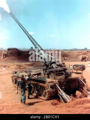 Vietnam: KANONIERE DER US-Armee feuerten im Januar 1968 in der Provinz Quang Duc eine selbstfahrende M-107 175mm-Waffe während einer „Search and Destroy“-Operation (Operation San Angelo) ab. Der zweite Indochina-Krieg, in Amerika als Vietnamkrieg bekannt, war ein militärischer Konflikt aus der Zeit des Kalten Krieges, der sich in Vietnam, Laos und Kambodscha vom 1. November 1955 bis zum Fall Saigons am 30. April 1975 ereignete. Dieser Krieg folgte dem ersten Indochina-Krieg und wurde zwischen Nordvietnam, unterstützt von seinen kommunistischen Verbündeten, und der Regierung von Südvietnam, unterstützt von den USA und anderen antikommunistischen Nationen, geführt. Stockfoto