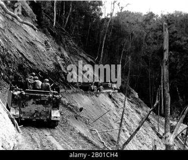 Vietnam: DAS Straßenbauteam DER US-Armee schnitzt 1971 eine neue Militärstraße in einen Hügel im Zentralen Hochland. Der zweite Indochina-Krieg, in Amerika als Vietnamkrieg bekannt, war ein militärischer Konflikt aus der Zeit des Kalten Krieges, der sich in Vietnam, Laos und Kambodscha vom 1. November 1955 bis zum Fall Saigons am 30. April 1975 ereignete. Dieser Krieg folgte dem ersten Indochina-Krieg und wurde zwischen Nordvietnam, unterstützt von seinen kommunistischen Verbündeten, und der Regierung von Südvietnam, unterstützt von den USA und anderen antikommunistischen Nationen, geführt. Stockfoto