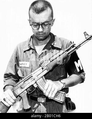 Vietnam: Hauptmann Michael Harvey, Abgeordneter der US-Armee, inspiziert eine Gefangene Nationale Befreiungsfront (Viet Cong) AK-47, 1968. Das AK-47 ist ein mit Gas betriebenes 7,62×39mm-Sturmgewehr, das erstmals in der Sowjetunion von Mikhail Kalaschnikow entwickelt wurde. Es ist offiziell als Avtomat Kalaschnikova bekannt. Es ist auch bekannt als Kalaschnikow, eine 'AK', oder, im russischen Slang, Kalasch. Die Designarbeiten an der AK-47 begannen im letzten Jahr des Zweiten Weltkriegs (1945). Nach dem Krieg 1946 wurde die AK-46 für offizielle Militärprozesse vorgestellt. 1947 wurde die Fixed-Stock-Version mit ausgewählten Einheiten in Betrieb genommen. Stockfoto