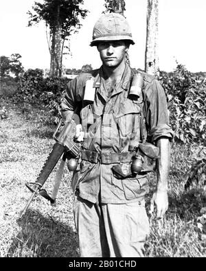 Vietnam: 1. LT Thomas K. Holland, D-Truppe, 1. Geschwader, 9. Kavallerie-Division, ca. 1966. Der zweite Indochina-Krieg, in Amerika als Vietnamkrieg bekannt, war ein militärischer Konflikt aus der Zeit des Kalten Krieges, der sich in Vietnam, Laos und Kambodscha vom 1. November 1955 bis zum Fall Saigons am 30. April 1975 ereignete. Dieser Krieg folgte dem ersten Indochina-Krieg und wurde zwischen Nordvietnam, unterstützt von seinen kommunistischen Verbündeten, und der Regierung von Südvietnam, unterstützt von den USA und anderen antikommunistischen Nationen, geführt. Die US-Regierung betrachtete die Beteiligung am Krieg als eine Möglichkeit, eine kommunistische Übernahme zu verhindern. Stockfoto