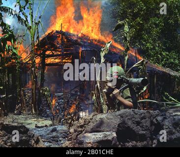 Vietnam: US-Truppen „fackeln“ ein Dorf in der Nähe von My Tho im Mekong-Delta, um den Guerillas der Nationalen Befreiungsfront (Viet Cong) die lokale Unterstützung zu verweigern, 5. April 1968. Der zweite Indochina-Krieg, in Amerika als Vietnamkrieg bekannt, war ein militärischer Konflikt aus der Zeit des Kalten Krieges, der sich in Vietnam, Laos und Kambodscha vom 1. November 1955 bis zum Fall Saigons am 30. April 1975 ereignete. Dieser Krieg folgte dem ersten Indochina-Krieg und wurde zwischen Nordvietnam, unterstützt von seinen kommunistischen Verbündeten, und der Regierung von Südvietnam, unterstützt von den USA und anderen antikommunistischen Nationen, geführt. Stockfoto