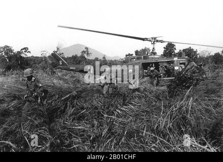 Vietnam: US-Infanterie greift während der Operation Attleboro, Central Highlands, 1966 von einem Huey UH-1D Hubschrauber aus an. Der zweite Indochina-Krieg, in Amerika als Vietnamkrieg bekannt, war ein militärischer Konflikt aus der Zeit des Kalten Krieges, der sich in Vietnam, Laos und Kambodscha vom 1. November 1955 bis zum Fall Saigons am 30. April 1975 ereignete. Dieser Krieg folgte dem ersten Indochina-Krieg und wurde zwischen Nordvietnam, unterstützt von seinen kommunistischen Verbündeten, und der Regierung von Südvietnam, unterstützt von den USA und anderen antikommunistischen Nationen, geführt. Stockfoto