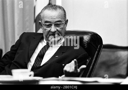 USA/Vietnam: Lyndon Baines Johnson (27. August 1908 - 22. Januar 1973), oft als LBJ bezeichnet, Präsident der Vereinigten Staaten von 36. (1963-1969), bei einem Treffen der Nationalen Sicherheit zu Vietnam im Kabinettsaal des Weißen Hauses. Foto von Yoichi Okamoto (1915-1985, öffentlich zugänglich), 21. Juli 1965. Der zweite Indochina-Krieg, in Amerika als Vietnamkrieg bekannt, war ein militärischer Konflikt aus der Zeit des Kalten Krieges, der sich in Vietnam, Laos und Kambodscha vom 1. November 1955 bis zum Fall Saigons am 30. April 1975 ereignete. Dieser Krieg folgte dem ersten Indochina-Krieg und wurde zwischen Nord-Vietnam und Süd-Vietnam geführt. Stockfoto