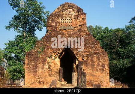 Kambodscha: Heiligtum im Preah Ko Tempel, Roluos Komplex, Angkor. Preah Ko (der ‘heilige Stier’) wurde von König Indravarman I. (877-889) erbaut und war ein Hindu-Tempel, der der Verehrung Shivas gewidmet war und in Erinnerung an Indravarmans Eltern und einen früheren König, Jayavarman II., den Gründer von Roluos, errichtet wurde. Das Hauptheiligtum von Preah Ko besteht aus sechs Backsteintürmen, die auf einer niedrigen Lateritplattform aufgestellt sind. Früher hätte jeder Turm ein Bild einer hinduistischen Gottheit enthalten, aber diese sind längst verschwunden. Stockfoto