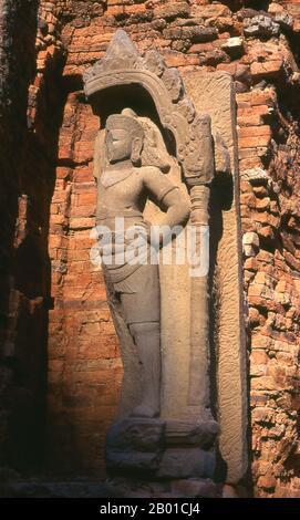 Kambodscha: Hinduistische Gottheit an der Wand eines der sechs wichtigsten Backsteintürme, Preah Ko-Tempel, Roluos-Komplex, Angkor. Preah Ko (der ‘heilige Stier’) wurde von König Indravarman I. (877-889) erbaut und war ein Hindu-Tempel, der der Verehrung Shivas gewidmet war und in Erinnerung an Indravarmans Eltern und einen früheren König, Jayavarman II., den Gründer von Roluos, errichtet wurde. Das Hauptheiligtum von Preah Ko besteht aus sechs Backsteintürmen, die auf einer niedrigen Lateritplattform aufgestellt sind. Früher hätte jeder Turm ein Bild einer hinduistischen Gottheit enthalten, aber diese sind längst verschwunden. Stockfoto