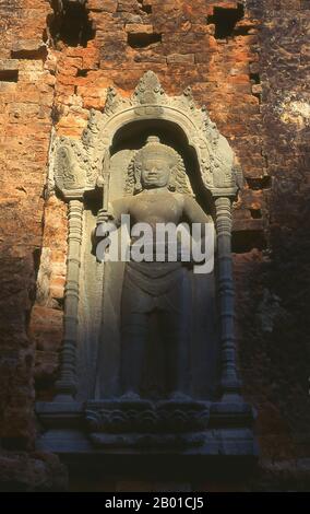 Kambodscha: Hinduistische Gottheit an der Wand eines der sechs wichtigsten Backsteintürme, Preah Ko-Tempel, Roluos-Komplex, Angkor. Preah Ko (der ‘heilige Stier’) wurde von König Indravarman I. (877-889) erbaut und war ein Hindu-Tempel, der der Verehrung Shivas gewidmet war und in Erinnerung an Indravarmans Eltern und einen früheren König, Jayavarman II., den Gründer von Roluos, errichtet wurde. Das Hauptheiligtum von Preah Ko besteht aus sechs Backsteintürmen, die auf einer niedrigen Lateritplattform aufgestellt sind. Früher hätte jeder Turm ein Bild einer hinduistischen Gottheit enthalten, aber diese sind längst verschwunden. Stockfoto