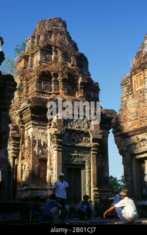 Kambodscha: Einer der sechs wichtigsten Backsteintürme, Preah Ko Tempel, Roluos Komplex, Angkor. Preah Ko (der ‘heilige Stier’) wurde von König Indravarman I. (877-889) erbaut und war ein Hindu-Tempel, der der Verehrung Shivas gewidmet war und in Erinnerung an Indravarmans Eltern und einen früheren König, Jayavarman II., den Gründer von Roluos, errichtet wurde. Das Hauptheiligtum von Preah Ko besteht aus sechs Backsteintürmen, die auf einer niedrigen Lateritplattform aufgestellt sind. Früher hätte jeder Turm ein Bild einer hinduistischen Gottheit enthalten, aber diese sind längst verschwunden. Stockfoto