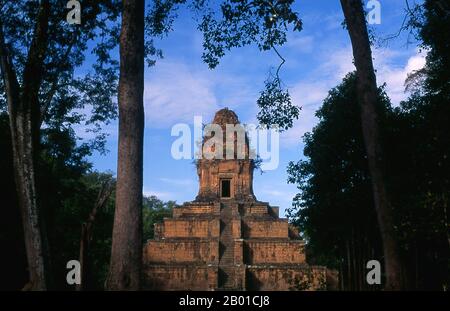 Kambodscha: Baksei Chamkrong, Angkor. Baksei Chamkrong ('der Vogel, der unter seinen Flügeln Schutz bietet') ist ein kleiner Hindu-Tempel im Angkor-Komplex. Es ist Lord Shiva gewidmet und wird verwendet, um ein goldenes Bild von ihm zu halten. Der Tempel kann auf der linken Seite gesehen werden, wenn man Angkor Thom am südlichen Tor eindringt. Es wurde Yasovarman von seinem Sohn, König Harshavarman I., gewidmet Der Tempel wurde von Rajendravarman II. (944-968) fertiggestellt. Stockfoto