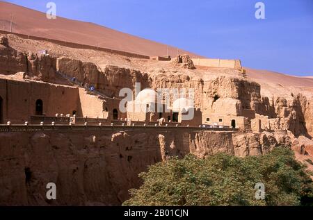 China: Bezeklik Thousand Buddha Caves, Turfan, Provinz Xinjiang. Die Bezeklik Thousand Buddha Caves (Bozikeli Qian Fo Dong) sind ein Komplex buddhistischer Höhlengrotten aus dem 5.. Bis 9.. Jahrhundert. Es gibt 77 Felsenhöhlen an diesem Ort. Einige Decken sind mit einem großen Buddha bemalt, umgeben von anderen Figuren, darunter Inder, perser und Europäer. Die Qualität der Wandbilder variiert, wobei einige künstlerisch naiv sind, während andere Meisterwerke religiöser Kunst sind Die Oase Turpan war ein strategisch bedeutendes Zentrum an der nördlichen Seidenstraße von Xinjiang. Stockfoto