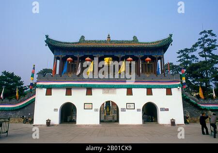 China: Der Eingang zum Tempel Putuo Zongcheng (Pǔtuó Zōngchéng Zhī Miào), Chengde, Provinz Hebei. Der Putuo Zongcheng Tempel ist ein buddhistischer Tempelkomplex aus der Qing-Dynastie, der zwischen 1767 und 1771 während der Herrschaft des Qianlong-Imperators (1735–1796) erbaut wurde. Der Tempel wurde dem Potala-Palast von Tibet nachempfunden, dem alten Heiligtum des Dalai Lama, das ein Jahrhundert zuvor erbaut wurde. Im Jahr 1703 wurde Chengde vom Kaiser Kangxi als Ort für seine Sommerresidenz ausgewählt. Erbaut im achtzehnten Jahrhundert, wurde das Mountain Resort von den Yongzheng und Qianlong Kaisern genutzt. Stockfoto