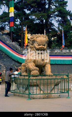 China: Tempellöwe am Eingang zum Putuo Zongcheng Tempel (Pǔtuó Zōngchéng Zhī Miào), Chengde, Provinz Hebei. Der Putuo Zongcheng Tempel ist ein buddhistischer Tempelkomplex aus der Qing-Dynastie, der zwischen 1767 und 1771 während der Herrschaft des Qianlong-Imperators (1735–1796) erbaut wurde. Der Tempel wurde dem Potala-Palast von Tibet nachempfunden, dem alten Heiligtum des Dalai Lama, das ein Jahrhundert zuvor erbaut wurde. Im Jahr 1703 wurde Chengde vom Kaiser Kangxi als Ort für seine Sommerresidenz ausgewählt. Das im Laufe des 18.. Jahrhunderts erbaute Mountain Resort wurde von den Kaisern Yongzheng und Qianlong genutzt. Stockfoto