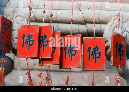 China: Gebetsreize, Putuo Zongcheng Tempel (Pǔtuó Zōngchéng Zhī Miào), Chengde, Provinz Hebei. Der Putuo Zongcheng Tempel ist ein buddhistischer Tempelkomplex aus der Qing-Dynastie, der zwischen 1767 und 1771 während der Herrschaft des Qianlong-Imperators (1735-1796) erbaut wurde. Der Tempel wurde dem Potala-Palast von Tibet nachempfunden, dem alten Heiligtum des Dalai Lama, das ein Jahrhundert zuvor erbaut wurde. Im Jahr 1703 wurde Chengde vom Kaiser Kangxi als Ort für seine Sommerresidenz ausgewählt. Erbaut im achtzehnten Jahrhundert, wurde das Mountain Resort von den Yongzheng und Qianlong Kaisern genutzt. Stockfoto