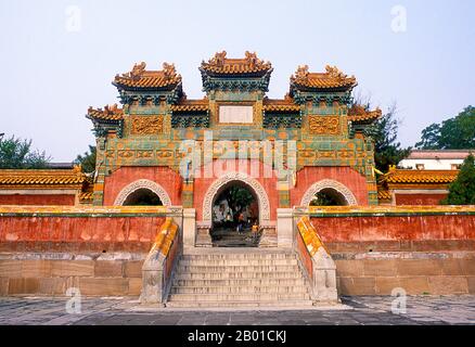 China: Durchdachtes Tor, Putuo Zongcheng Tempel (Pǔtuó Zōngchéng Zhī Miào), Chengde, Provinz Hebei. Der Putuo Zongcheng Tempel ist ein buddhistischer Tempelkomplex aus der Qing-Dynastie, der zwischen 1767 und 1771 während der Herrschaft des Qianlong-Imperators (1735–1796) erbaut wurde. Der Tempel wurde dem Potala-Palast von Tibet nachempfunden, dem alten Heiligtum des Dalai Lama, das ein Jahrhundert zuvor erbaut wurde. Im Jahr 1703 wurde Chengde vom Kaiser Kangxi als Ort für seine Sommerresidenz ausgewählt. Erbaut im achtzehnten Jahrhundert, wurde das Mountain Resort von den Yongzheng und Qianlong Kaisern genutzt. Stockfoto