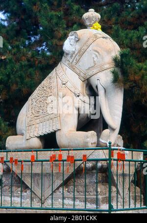 China: Steinelefant am Tor zum Putuo Zongcheng Tempel (Pǔtuó Zōngchéng Zhī Miào), Chengde, Provinz Hebei. Der Putuo Zongcheng Tempel ist ein buddhistischer Tempelkomplex aus der Qing-Dynastie, der zwischen 1767 und 1771 während der Herrschaft des Qianlong-Imperators (1735–1796) erbaut wurde. Der Tempel wurde dem Potala-Palast von Tibet nachempfunden, dem alten Heiligtum des Dalai Lama, das ein Jahrhundert zuvor erbaut wurde. Im Jahr 1703 wurde Chengde vom Kaiser Kangxi als Ort für seine Sommerresidenz ausgewählt. Erbaut im achtzehnten Jahrhundert, wurde das Mountain Resort von den Yongzheng und Qianlong Kaisern genutzt. Stockfoto