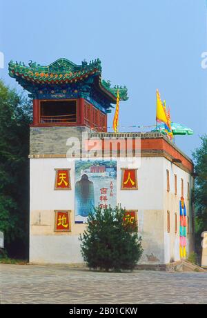 China: Seitenpavillon im Putuo Zongcheng Tempel (Pǔtuó Zōngchéng Zhī Miào), Chengde, Provinz Hebei. Der Putuo Zongcheng Tempel ist ein buddhistischer Tempelkomplex aus der Qing-Dynastie, der zwischen 1767 und 1771 während der Herrschaft des Qianlong-Imperators (1735-1796) erbaut wurde. Der Tempel wurde dem Potala-Palast von Tibet nachempfunden, dem alten Heiligtum des Dalai Lama, das ein Jahrhundert zuvor erbaut wurde. Im Jahr 1703 wurde Chengde vom Kaiser Kangxi als Ort für seine Sommerresidenz ausgewählt. Erbaut im achtzehnten Jahrhundert, wurde das Mountain Resort von den Yongzheng und Qianlong Kaisern genutzt. Stockfoto