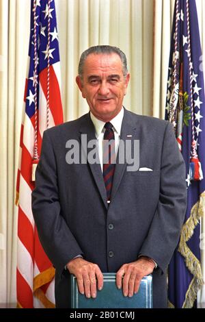 USA: Lyndon Baines Johnson (27. August 1908 - 22. Januar 1973), 36. Präsident der Vereinigten Staaten (1963-1969). Porträt von Yoichi Okamoto (1915-1985, öffentlich zugänglich), 9. Januar 1969. Lyndon Baines Johnson, oft als LBJ bezeichnet, war nach seinem Dienst als Vizepräsident der Vereinigten Staaten von 37. (1961-1963) der Präsident der Vereinigten Staaten von 36.. Er ist einer von nur vier Personen, die in allen vier gewählten Bundesämtern der Vereinigten Staaten gedient haben: Repräsentant, Senator, Vizepräsident und Präsident. Stockfoto