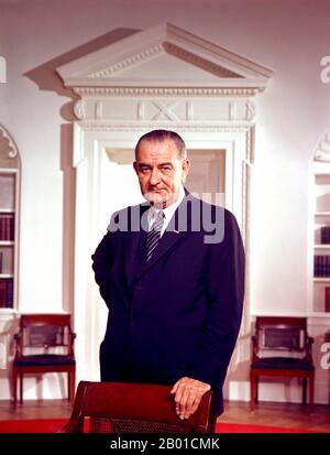 USA: Lyndon Baines Johnson (27. August 1908 - 22. Januar 1973), 36. Präsident der Vereinigten Staaten (1963-1969). Foto von Arnold Newman (1918-2006, öffentlich zugänglich), Oval Office, Weisses Haus, 10. März 1964. Lyndon Baines Johnson, oft als LBJ bezeichnet, war nach seinem Dienst als Vizepräsident der Vereinigten Staaten von 37. (1961-1963) der Präsident der Vereinigten Staaten von 36.. Er ist einer von nur vier Personen, die in allen vier gewählten Bundesämtern der Vereinigten Staaten gedient haben: Repräsentant, Senator, Vizepräsident und Präsident. Stockfoto