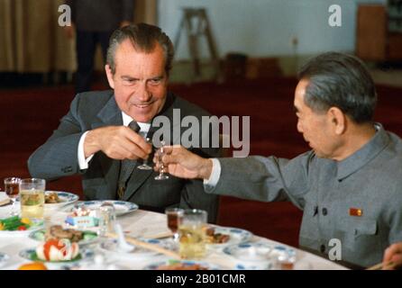 China/USA: Premier Zhou Enlai (5. März 1898 – 8. Januar 1976) und Präsident Richard Nixon (9. Januar 1913 – 22. April 1994) stoßen einander an, 25. Februar 1972. Der Besuch von Präsident Richard Nixon in China im Jahr 1972 war ein wichtiger Schritt zur formellen Normalisierung der Beziehungen zwischen den Vereinigten Staaten und der Volksrepublik China. Zwischen dem 21. Und 28. Februar reiste Richard Nixon nach Peking, Hangzhou und Shanghai. Fast sobald der amerikanische Präsident in der chinesischen Hauptstadt eintraf, wurde er zu einem schnellen Treffen mit dem Vorsitzenden Mao, seinem einzigen Treffen mit Chinas Spitzenführer während der Reise, vorgeladen. Stockfoto