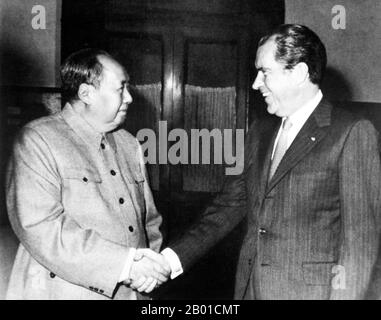 China/USA: Der Vorsitzende Mao Zedong (26. Dezember 1893 - 9. September 1976) schüttelt die Hände mit dem Präsidenten Richard Nixon (9. Januar 1913 - 22. April 1994), Peking, 21. Februar 1972. Der Besuch des US-Präsidenten Richard Nixon in China im Jahr 1972 war ein wichtiger Schritt zur formellen Normalisierung der Beziehungen zwischen den Vereinigten Staaten und der Volksrepublik China. Zwischen Februar 21-28 1972 reiste Nixon nach Peking, Hangzhou und Shanghai. Fast sobald der Präsident in der chinesischen Hauptstadt ankam, wurde er zu einem schnellen Treffen mit dem Vorsitzenden Mao vorgeladen, der, den Amerikanern unbekannt, tagelang krank gewesen war. Stockfoto
