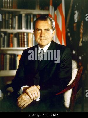 USA: Richard Nixon (9. Januar 1913 - 22. April 1994), 37. Präsident der Vereinigten Staaten (1969-1974). Offizielles Präsidentenportrait, 8. Juli 1971. Richard Milhous Nixon war 37. Präsident der Vereinigten Staaten und diente von 1969 bis 1974. Nixon ist der einzige Präsident, der sein Amt niedergelegt hat. Nixon erbte den Vietnamkrieg von seinen Vorgängern Kennedy und Johnson. Die amerikanische Beteiligung an Vietnam war weit unpopulär; obwohl Nixon den Krieg dort zunächst eskalierte, setzte er sich anschließend dafür ein, die US-Beteiligung zu beenden und bis 1973 die amerikanischen Streitkräfte vollständig abzuziehen. Stockfoto