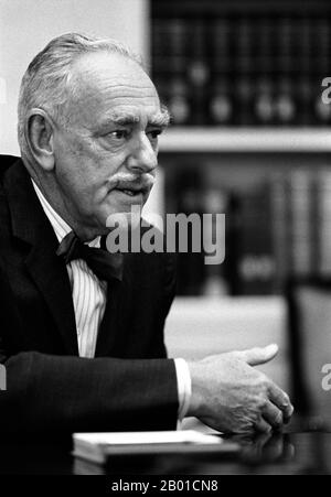 USA: Dean Gooderham Acheson (11. April 1893 - 12. Oktober 1971), 51. US-Außenminister (1949-1953). Foto von Yoichi Okamoto (1915-1985, öffentlich zugänglich), 8. Juli 1965. Dean Gooderham Acheson war ein amerikanischer Staatsmann und Anwalt. Als US-Außenminister in der Regierung von Präsident Harry S. Truman von 1949 bis 1953 spielte er eine zentrale Rolle bei der Festlegung der amerikanischen Außenpolitik während des Kalten Krieges. Acheson war an der Gestaltung des Marshallplans beteiligt und spielte eine zentrale Rolle bei der Entwicklung der Truman-Doktrin und der Schaffung der Nordatlantischen Vertragsorganisation. Stockfoto