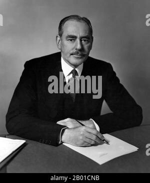 USA: Dean Gooderham Acheson (11. April 1893 - 12. Oktober 1971), 51. US-Außenminister (1949-1953), c. 1950-1953. Dean Gooderham Acheson war ein amerikanischer Staatsmann und Anwalt. Als US-Außenminister in der Regierung von Präsident Harry S. Truman von 1949 bis 1953 spielte er eine zentrale Rolle bei der Festlegung der amerikanischen Außenpolitik während des Kalten Krieges. Acheson war an der Gestaltung des Marshallplans beteiligt und spielte eine zentrale Rolle bei der Entwicklung der Truman-Doktrin und der Schaffung der Nordatlantischen Vertragsorganisation. Stockfoto