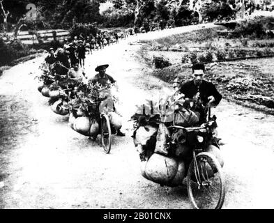 Vietnam: Viet-Minh-Träger nutzen Fahrräder, um Truppen im Kampf gegen die Franzosen in Dien Bien Phu, 1954, mit Reis zu versorgen. Die bedeutende Schlacht von Dien Bien Phu wurde zwischen dem Việt Minh (angeführt von General Vo Nguyen Giap) und der Französischen Union (angeführt von General Henri Navarre, Nachfolger von General Raoul Salan) ausgetragen. Die Belagerungsdauer der französischen Garnison betrug 57 Tage, von 5:30PM am 13. März bis 5:30PM am 7. Mai 1954. Der südliche Außenposten oder die Feuerbasis des Lagers, Isabelle, folgte dem Waffenstillstand nicht und kämpfte bis zum nächsten Tag um 01:00 UHR. Stockfoto