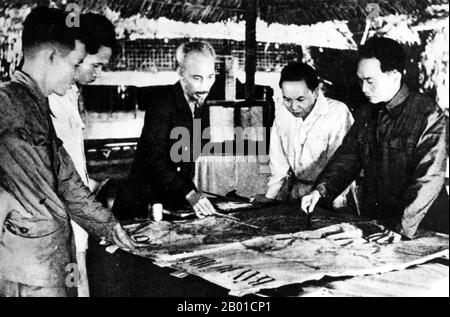 Vietnam: Präsident Ho Chi Minh und General Vo Nguyen Giap planen Studie für die Kampagne von Dien Bien Phu mit Kollegen am Viet Minh-Hauptsitz, Viet Bac, 1953. Die bedeutende Schlacht von Dien Bien Phu wurde zwischen dem Việt Minh (angeführt von General Vo Nguyen Giap) und der Französischen Union (angeführt von General Henri Navarre, Nachfolger von General Raoul Salan) ausgetragen. Die Belagerungsdauer der französischen Garnison betrug 57 Tage, von 5:30PM am 13. März bis 5:30PM am 7. Mai 1954. Der südliche Außenposten oder die Feuerbasis des Lagers, Isabelle, folgte dem Waffenstillstand nicht und kämpfte bis zum nächsten Tag um 01:00 UHR. Stockfoto