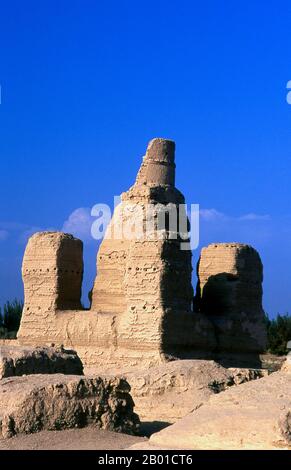 China: Alte Pagode, Yarkhoto oder Jiaohe Gucheng (alte Stadt Jiaohe), in der Nähe von Turpan, Xinjiang. Yarkhoto (Ruinen von Jiaohe) befindet sich im Yarnaz-Tal, 10 km westlich der Stadt Turpan. Yarkhoto wurde von den Chinesen nach der Han-Eroberung des Gebiets im 2.. Jahrhundert v. Chr. als Verwaltungszentrum und Garnisonsstadt entwickelt. Die Stadt blühte unter der Tang Dynastie (618-907), ging aber später in den Niedergang und wurde schließlich Anfang des 14.. Jahrhunderts aufgegeben. Stockfoto