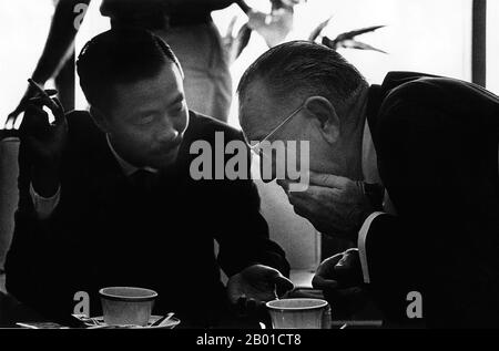 Vietnam/USA: Nguyen Cao Ky (8. September 1930 - 23. Juli 2011), Premierminister von Südvietnam, vertraut mit US-Präsident Lyndon Baines Johnson (27. August 1908 - 22. Januar 1973), Hawaii, 8. Februar 1966. Nguyễn Cao Kỳ war 1960s Chef der vietnamesischen Luftwaffe, bevor er von 1965 bis 1967 in einer Militärjunta die Nation als Premierminister von Südvietnam anführte. Bis zu seinem Ausscheiden aus der Politik im Jahr 1971 war er Vizepräsident von General Nguyễn Văn Thiệu in einer nominell zivilen Verwaltung. Stockfoto