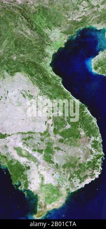 Vietnam: Zusammengesetztes Satellitenbild von Vietnam, zusammen mit ganz Kambodscha, Ost- und Südlaos, Nordostthailand und Teilen Südchinas, März 2004. Vietnam, (manchmal auch Vietnam genannt), offiziell die Sozialistische Republik Vietnam (vietnamesisch: Cộng Hòa xã Hội chủ nghĩa Việt Nam), ist das östlichste Land auf der Indochina-Halbinsel in Südostasien. Es grenzt im Norden an die Volksrepublik China (PRC), im Nordwesten an Laos, im Südwesten an Kambodscha und im Osten an das Südchinesische Meer, das als Ostmeer (Vietnamesisch: Biển Đông) bezeichnet wird. Stockfoto