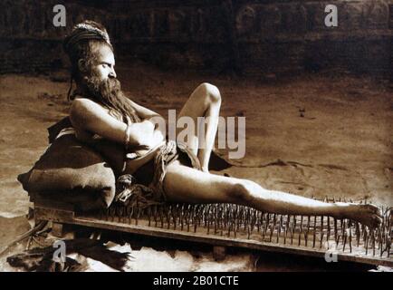 Indien: Eine Hindu-Sannyasi, die auf einem Nagelbett ruht, Varanasi. Foto von Herbert Ponting (21. März 1870 - 7. Februar 1935), 1907. Herbert Ponting's Foto aus dem Jahr 1907 ist mit „A fakir in Benares“ (Varanasi), Indien, beschriften. Allerdings ist es viel wahrscheinlicher, dass es sich um einen hinduistischen Sannyasin handelt, da Varanasi die heiligste Stadt im Hinduismus ist, in der sich eine große Anzahl von Asketen versammelt. Stockfoto