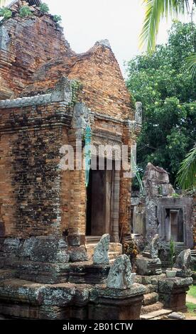 Kambodscha: Phnom Chisor Tempel, Takeo Provinz. Der Tempel in Phnom Chisor ist aus Ziegel und Laterit mit Türgeln und Türen aus Sandstein gebaut, der Komplex stammt aus dem 11.. Jahrhundert, als es als Suryagiri bekannt war. Es wurde von König Suryavarman I. erbaut. Suryavarman I. (Narvanapala la) war von 1010 bis 1050 König des Khmer-Reiches. Nach der Regierungszeit von Udayadityavarman I., die um 1000 endete, gab es keinen klaren Nachfolger. Zwei Könige, Jayaviravarman und Suryavarman I, beanspruchten beide den Thron. Nach neun Jahren Krieg gewann Suryavarman I den Thron. Suryavarman Ich war Buddhist. Stockfoto