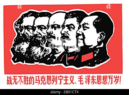 China: Revolutionäres Plakat 'Es lebe der unbesiegbare Marxismus, Leninismus und Mao Zedong-Gedanke!', 1967. Ein revolutionäres Plakat aus dem kommunistischen China kurz vor Beginn der Kulturrevolution (1966-1976) mit (von links nach rechts): Karl Marx, Friedrich Engels, Vladimir Iljitsch Lenin, Joseph Stalin und Mao Zedong. "Mao-Zedong-Gedanken", allgemein abgekürzt zu "Maoismus", spielten eine zentrale Rolle in der Politik der "Großen proletarischen Kulturrevolution" und spiegeln sich am bekanntesten im "Kleinen Roten Buch" wider. Stockfoto