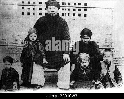 Vietnam: De Tham (1858-1913), vietnamesischer Patriot und Antikolonialist, mit seinen Enkeln, c. 1900. Đề Thám, geboren Đoàn Văn Nghĩa und auch Hoàng Hoa Thám oder Kommandant Thám genannt, war ein vietnamesischer Widerstandskämpfer und Feind des französischen Kolonialismus während der ersten zwei Jahrzehnte der französischen Herrschaft in Indochina. Als feudalherr aus Yên Thế führte er den Aufstand von Yên Thế an, der dreißig Jahre lang das französische Protektorat in Tonkin bekämpfte, französische Eisenbahnnetze angriff, Züge ergattete und sogar französische Beamte für Lösegeld einfing. Schließlich wurde er von einem ehemaligen Kommandanten der Schwarzen Flagge ermordet Stockfoto