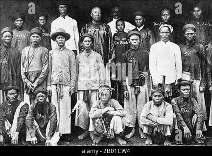 Vietnam: De Tham (1858-1913), vietnamesischer Patriot und Antikolonialist, zusammen mit Mitgliedern seiner Guerilla-Band, die, wo möglich, von Agenten der französischen Sicherheitsabteilung, c. 1900. Đề Thám, geboren Đoàn Văn Nghĩa und auch Hoàng Hoa Thám oder Kommandant Thám genannt, war ein vietnamesischer Widerstandskämpfer und Feind des französischen Kolonialismus während der ersten zwei Jahrzehnte der französischen Herrschaft in Indochina. Als feudaler herr aus Yên Thế führte er den Aufstand von Yên Thế an, der dreißig Jahre lang das französische Protektorat in Tonkin bekämpfte. Schließlich wurde er von einem französischen Agenten ermordet. Stockfoto