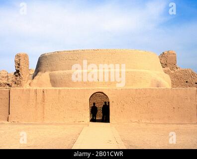 China: Die Ruinen in Karakhoja oder Gaochang Gucheng (alte Stadt Gaochang), in der Nähe von Turpan, Provinz Xinjiang. Die Ruinen von Karakhoja oder Gaochang Gucheng (Gaochang Ancient City) stammen aus der ersten Han-Eroberung des Gebiets im 2.. Jahrhundert v. Chr. Etwa 46 km südöstlich von Turpan am Rande der Lop-Wüste gelegen, ist Karakhoja größer als Yarkhoto, aber eher weniger gut erhalten. Ursprünglich als Garnisonsstadt gegründet, entwickelte sie sich zu einer wohlhabenden Stadt in der Tang-Zeit, wurde aber schließlich im 14.. Jahrhundert aufgegeben, wahrscheinlich aufgrund einer Kombination aus endemischer Kriegsführung und Wüstenbildung. Stockfoto