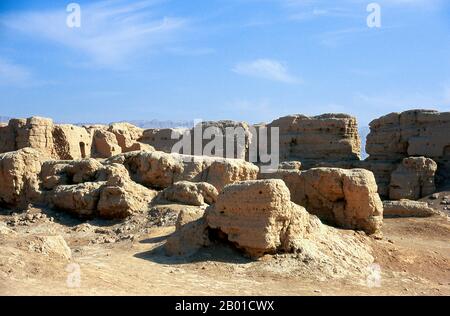 China: Die Ruinen in Karakhoja oder Gaochang Gucheng (alte Stadt Gaochang), in der Nähe von Turpan, Provinz Xinjiang. Die Ruinen von Karakhoja oder Gaochang Gucheng (Gaochang Ancient City) stammen aus der ersten Han-Eroberung des Gebiets im 2.. Jahrhundert v. Chr. Etwa 46 km südöstlich von Turpan am Rande der Lop-Wüste gelegen, ist Karakhoja größer als Yarkhoto, aber eher weniger gut erhalten. Ursprünglich als Garnisonsstadt gegründet, entwickelte sie sich zu einer wohlhabenden Stadt in der Tang-Zeit, wurde aber schließlich im 14.. Jahrhundert aufgegeben, wahrscheinlich aufgrund einer Kombination aus endemischer Kriegsführung und Wüstenbildung. Stockfoto