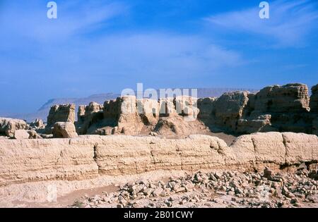 China: Die Ruinen in Karakhoja oder Gaochang Gucheng (alte Stadt Gaochang), in der Nähe von Turpan, Provinz Xinjiang. Die Ruinen von Karakhoja oder Gaochang Gucheng (Gaochang Ancient City) stammen aus der ersten Han-Eroberung des Gebiets im 2.. Jahrhundert v. Chr. Etwa 46 km südöstlich von Turpan am Rande der Lop-Wüste gelegen, ist Karakhoja größer als Yarkhoto, aber eher weniger gut erhalten. Ursprünglich als Garnisonsstadt gegründet, entwickelte sie sich zu einer wohlhabenden Stadt in der Tang-Zeit, wurde aber schließlich im 14.. Jahrhundert aufgegeben, wahrscheinlich aufgrund einer Kombination aus endemischer Kriegsführung und Wüstenbildung. Stockfoto