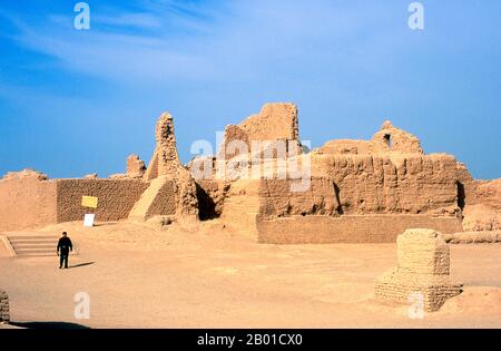 China: Die Ruinen in Karakhoja oder Gaochang Gucheng (alte Stadt Gaochang), in der Nähe von Turpan, Provinz Xinjiang. Die Ruinen von Karakhoja oder Gaochang Gucheng (Gaochang Ancient City) stammen aus der ersten Han-Eroberung des Gebiets im 2.. Jahrhundert v. Chr. Etwa 46 km südöstlich von Turpan am Rande der Lop-Wüste gelegen, ist Karakhoja größer als Yarkhoto, aber eher weniger gut erhalten. Ursprünglich als Garnisonsstadt gegründet, entwickelte sie sich zu einer wohlhabenden Stadt in der Tang-Zeit, wurde aber schließlich im 14.. Jahrhundert aufgegeben, wahrscheinlich aufgrund einer Kombination aus endemischer Kriegsführung und Wüstenbildung. Stockfoto