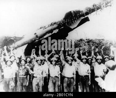 Vietnam: Die nordvietnamesische SAM SA-2-Besatzung gibt den internationalen Gruß, c. 1960s. Die S-75 Dvina (russisch: С-75; NATO-Berichtsname SA-2 Guideline) ist ein von der Sowjetunion konstruiertes, oberflächengesteuertes, oberflächengesteuertes Flugraketen-System (SAM) in großer Höhe. Seit ihrem ersten Einsatz im Jahr 1957 ist sie die am weitesten verbreitete und am häufigsten eingesetzte Luftabwehrrakete in der Geschichte. Später nutzten nordvietnamesische Streitkräfte die S-75 während des Vietnamkrieges ausgiebig, um Hanoi und Haiphong mit einigen beträchtlichen Erfolgen zu verteidigen, insbesondere während der Operationen Linebacker 1 und 2 im Jahr 1972. Stockfoto
