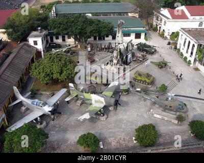 Vietnam: Das hintere Gericht des Armeemuseums, Hanoi, von oben gesehen, zentriert auf einer Pyramide aus Wrack abgeschosster Flugzeuge, darunter Teile einer USAF B-52, einer F-111 und eines französischen Transportflugzeugs, 2009. Foto von Sergyei Belyi (öffentlich zugänglich). Das Armeemuseum ist eines von sechs nationalen Museen in Vietnam. Es wurde am 22. Dezember 1959 im Zentrum von Hanoi gegründet und erstreckt sich über eine Fläche von 10.000 Quadratmetern. Das Armeemuseum bietet eine umfassende und patriotische Geschichte der vietnamesischen Volkskräfte unter der Führung der kommunistischen Partei Vietnams und des Präsidenten Ho Chi Minh. Stockfoto