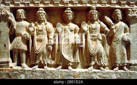 Pakistan/Afghanistan: Eine frühe buddhistische Triade. Von links nach rechts ein Kushan-Anhänger, der Bodhisattva Maitreya, der Buddha, der Bodhisattva Avalokitesvara, Und ein buddhistischer Mönch. Gandhara, 2.-3. Jahrhundert u.Z. Foto von World Imaging (CC BY-SA 3,0 Lizenz). Gandhāra ist bekannt für den unverwechselbaren Gandhāra-Stil buddhistischer Kunst, der sich aus einer Fusion griechischer, syrischer, persischer und indischer künstlerischer Einflüsse entwickelte. Diese Entwicklung begann in der Parthianzeit (50 v. Chr. - 75 n. Chr.). Der Stil von Gandhāran blühte und erreichte seinen Höhepunkt während der Kushan-Zeit, vom 1.. Bis zum 5.. Jahrhundert. Stockfoto